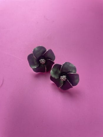 green flower earrings