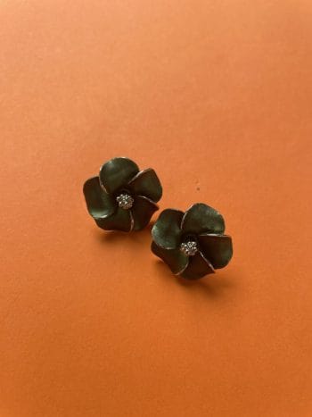green flower earrings